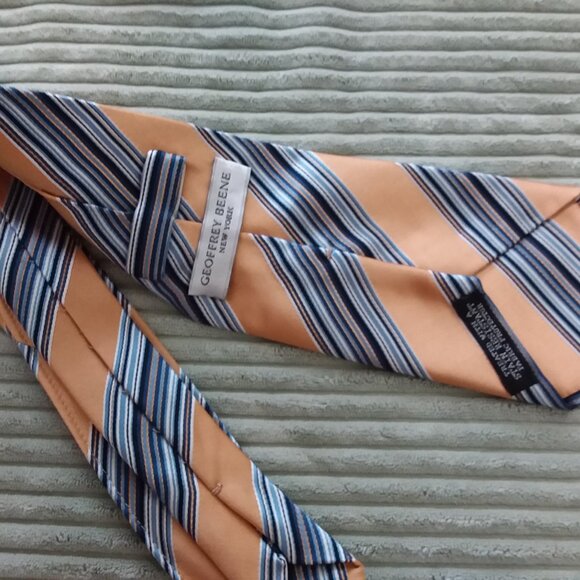 Goeffrey Beene New York Stain Resistant Tie - Picture 2 of 2
